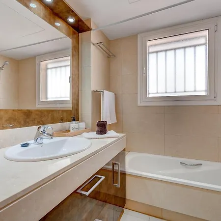 Апартаменты Modern With Large Terrasse, Bbq, Fast Wifi, 2 Pools