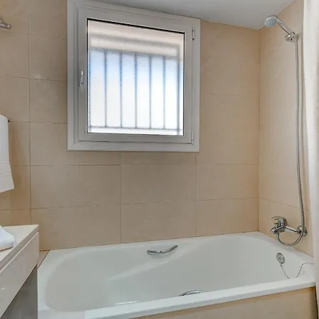 Modern With Large Terrasse, Bbq, Fast Wifi, 2 Pools Apartment