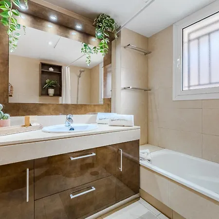 Modern With Large Terrasse, Bbq, Fast Wifi, 2 Pools 公寓